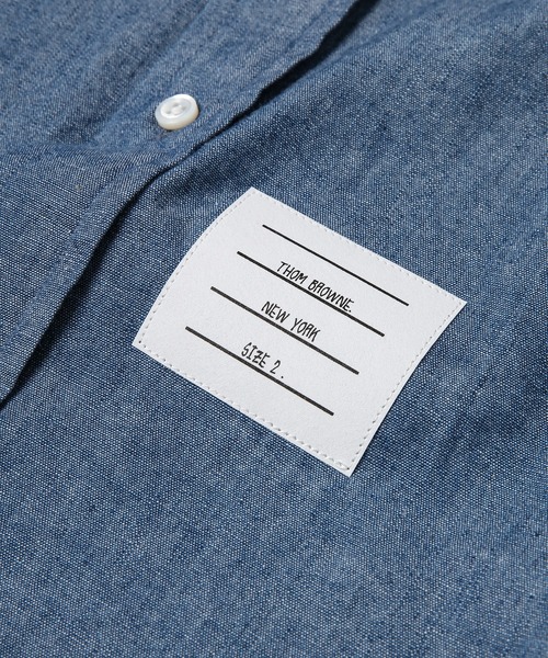THOM BROWNE(トムブラウン)の「STRAIGHT FIT BUTTON-DOWN LONG SLEEVE SHIRT W/ PRINTED 4 BAR SLEEVE IN CHAMBRAY(シャツ/ブラウス・メンズ・ブルー・1/2)」の3枚目の写真