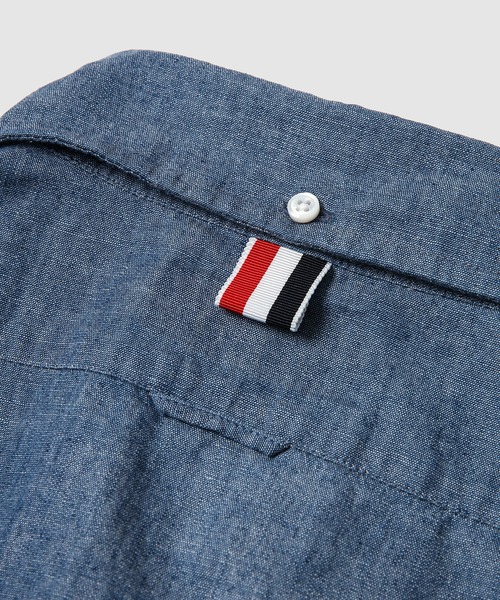 THOM BROWNE(トムブラウン)の「STRAIGHT FIT BUTTON-DOWN LONG SLEEVE SHIRT W/ PRINTED 4 BAR SLEEVE IN CHAMBRAY(シャツ/ブラウス・メンズ・ブルー・1/2)」の2枚目の写真
