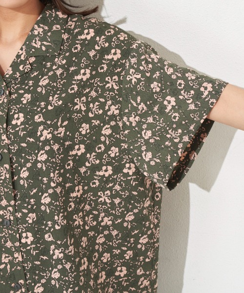 Libra Cue（リブラ キュー）の「ヴィンテージフラワーオープンカラー