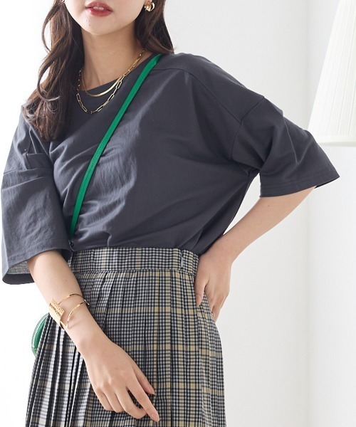 OMNES（オムネス）の「接触冷感オーバーサイズ半袖プルオーバー（Tシャツ/カットソー・レディース・ホワイト/ブルー/ブラック/モカ/イエロー/チャコールグレー/ホワイト系その他/ブラック×ホワイト/ブラウン/グリーン/キャメル/ネイビー/グレー/ラベンダー・FREE）」の5枚目の写真