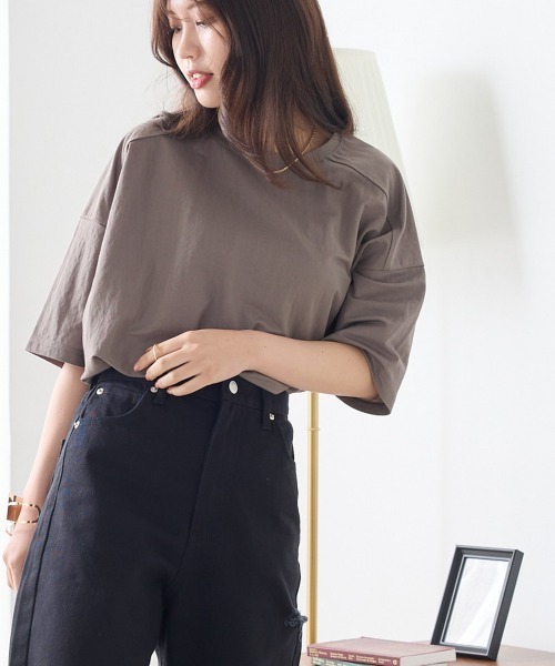 OMNES（オムネス）の「接触冷感オーバーサイズ半袖プルオーバー（Tシャツ/カットソー・レディース・ホワイト/ブルー/ブラック/モカ/イエロー/チャコールグレー/ホワイト系その他/ブラック×ホワイト/ブラウン/グリーン/キャメル/ネイビー/グレー/ラベンダー・FREE）」の8枚目の写真