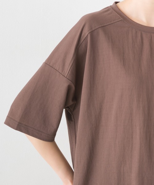 OMNES（オムネス）の「接触冷感オーバーサイズ半袖プルオーバー（Tシャツ/カットソー・レディース・ホワイト/ブルー/ブラック/モカ/イエロー/チャコールグレー/ホワイト系その他/ブラック×ホワイト/ブラウン/グリーン/キャメル/ネイビー/グレー/ラベンダー・FREE）」の17枚目の写真