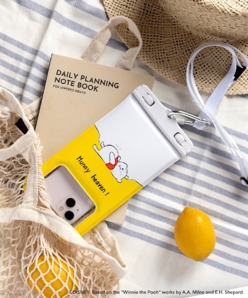 Hamee（ハミィ）の「各種スマートフォン対応 ディズニーキャラクター/DIVAID フローティング防水ケース ワイドサイズ ショルダーストラップ（スマホケース/カバー・レディース・イエロー/ホワイト×ブラック/ホワイト系その他/ブルーグリーン/ホワイト系その他2/ブルー系その他2/ホワイト×レッド/ラベンダー・FREE）」の8枚目の写真