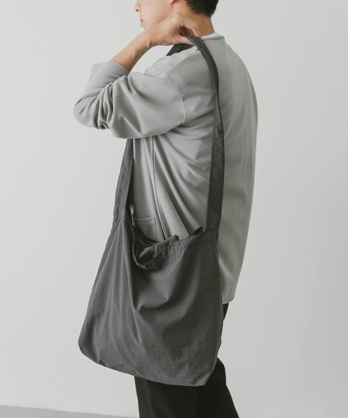 URBAN RESEARCH DOORS（アーバンリサーチドアーズ）の「『WEB限定カラー』ナイロンマーケットショルダー（ショルダーバッグ・メンズ・オレンジ系その他/ベージュ/ブラック/チャコールグレー/ネイビー/グレー・-）」の3枚目の写真