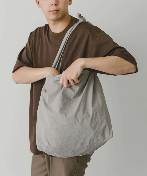 URBAN RESEARCH DOORS（アーバンリサーチドアーズ）の「『WEB限定カラー』ナイロンマーケットショルダー（ショルダーバッグ・メンズ・オレンジ系その他/ベージュ/ブラック/チャコールグレー/ネイビー/グレー・-）」の11枚目の写真