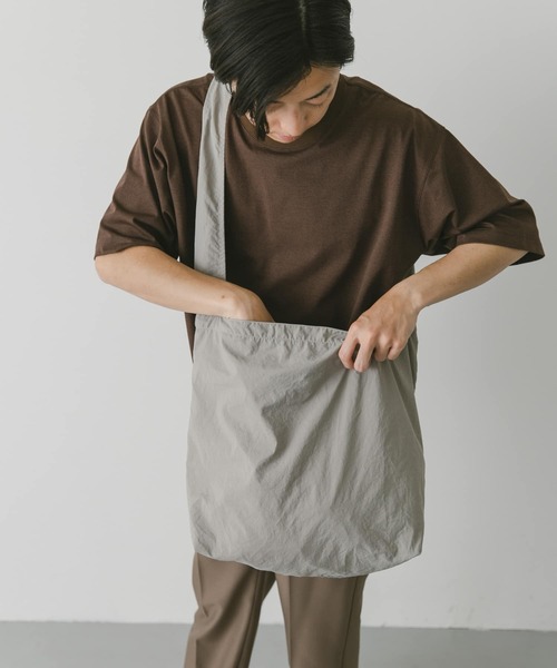 URBAN RESEARCH DOORS（アーバンリサーチドアーズ）の「『WEB限定カラー』ナイロンマーケットショルダー（ショルダーバッグ・メンズ・オレンジ系その他/ベージュ/ブラック/チャコールグレー/ネイビー/グレー・-）」の12枚目の写真