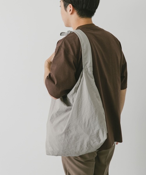 URBAN RESEARCH DOORS（アーバンリサーチドアーズ）の「『WEB限定カラー』ナイロンマーケットショルダー（ショルダーバッグ・メンズ・オレンジ系その他/ベージュ/ブラック/チャコールグレー/ネイビー/グレー・-）」の13枚目の写真