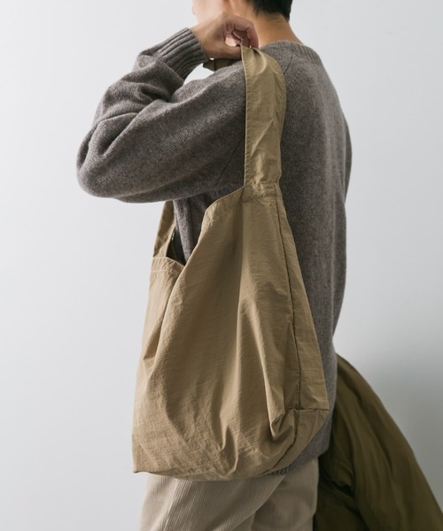 URBAN RESEARCH DOORS（アーバンリサーチドアーズ）の「『WEB限定カラー』ナイロンマーケットショルダー（ショルダーバッグ・メンズ・オレンジ系その他/ベージュ/ブラック/チャコールグレー/ネイビー/グレー・-）」の16枚目の写真