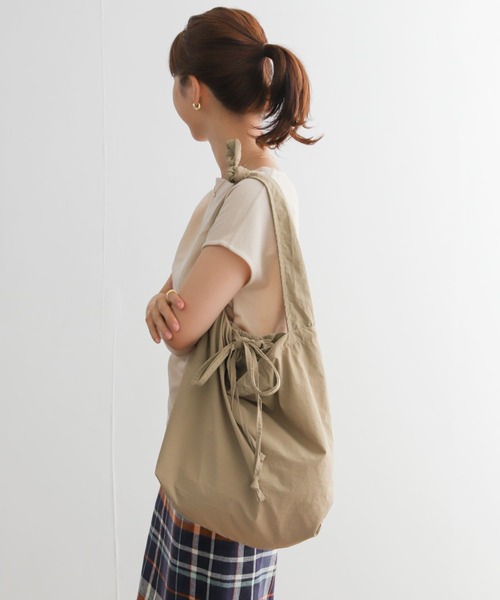 URBAN RESEARCH DOORS（アーバンリサーチドアーズ）の「『WEB限定カラー』ナイロンマーケットショルダー（ショルダーバッグ・メンズ・オレンジ系その他/ベージュ/ブラック/チャコールグレー/ネイビー/グレー・-）」の20枚目の写真