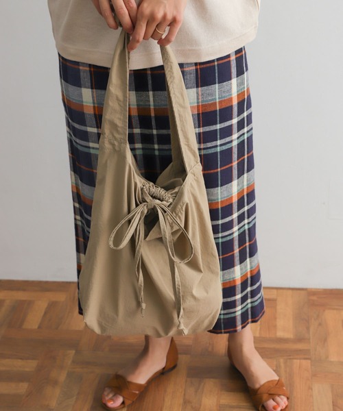 URBAN RESEARCH DOORS（アーバンリサーチドアーズ）の「『WEB限定カラー』ナイロンマーケットショルダー（ショルダーバッグ・メンズ・オレンジ系その他/ベージュ/ブラック/チャコールグレー/ネイビー/グレー・-）」の22枚目の写真