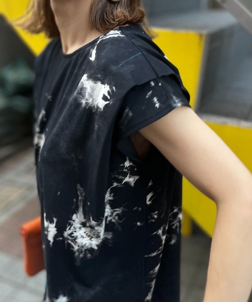 mi via loca（ミヴィアロカ）の「タイダイ配色ステッチ タックデザインTシャツ（Tシャツ/カットソー・レディース・ブラウン/ブラック・FREE）」の3枚目の写真