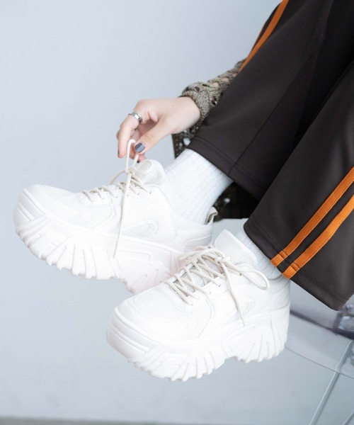 WEGO（ウィゴー）の「WEGO/コンビメッシュボリュームスニーカー（スニーカー・レディース・オフホワイト/ブラック・MEDIUM/LARGE）」の3枚目の写真