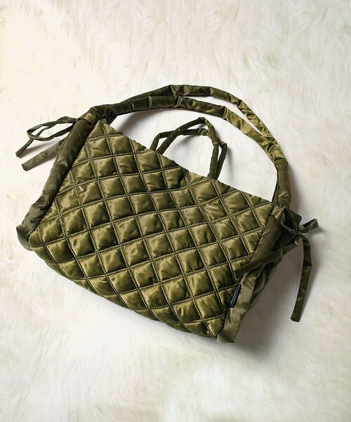 OUTDOOR PRODUCTS(アウトドアプロダクツ)の「OUTDOOR PRODUCTS × Firsthand/アウトドアプロダクツ 別注サイドリボンキルトトート(ショルダーバッグ・レディース・ブラック/オリーブ・ONE SIZE)」の2枚目の写真