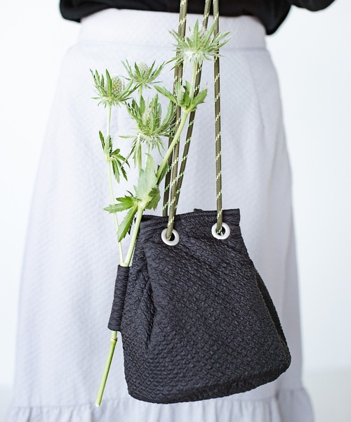 haco!(ハコ)の「haco!×NOKI 花をまとうコラボシリーズ【エリンジューム】巾着バッグ(ショルダーバッグ・レディース・ブラック/グレー・ONE SIZE)」の2枚目の写真