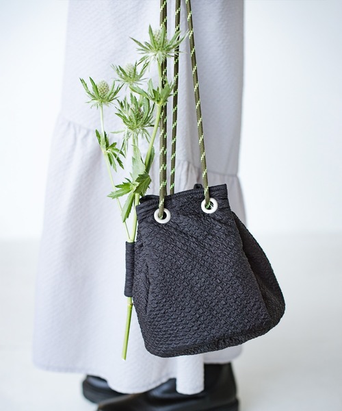 haco!(ハコ)の「haco!×NOKI 花をまとうコラボシリーズ【エリンジューム】巾着バッグ(ショルダーバッグ・レディース・ブラック/グレー・ONE SIZE)」の5枚目の写真