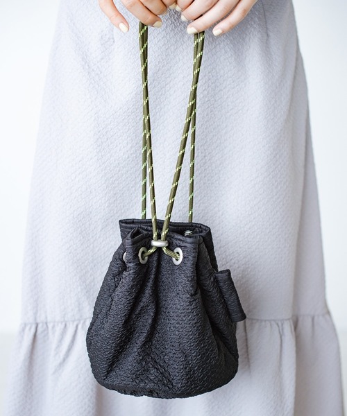 haco!(ハコ)の「haco!×NOKI 花をまとうコラボシリーズ【エリンジューム】巾着バッグ(ショルダーバッグ・レディース・ブラック/グレー・ONE SIZE)」の6枚目の写真