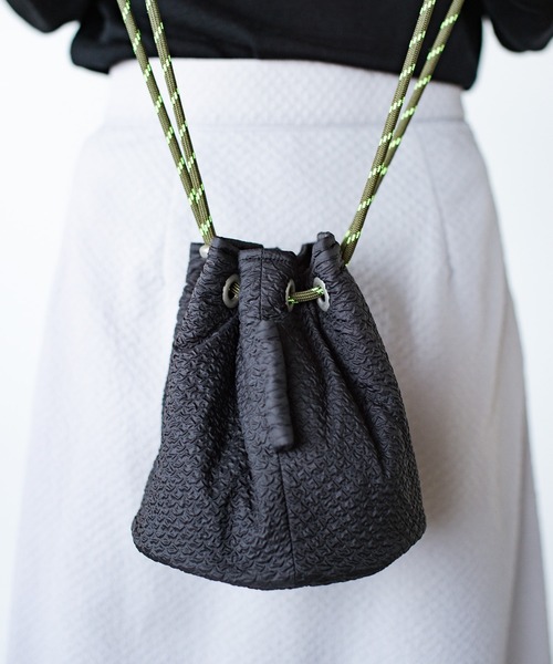 haco!(ハコ)の「haco!×NOKI 花をまとうコラボシリーズ【エリンジューム】巾着バッグ(ショルダーバッグ・レディース・ブラック/グレー・ONE SIZE)」の7枚目の写真