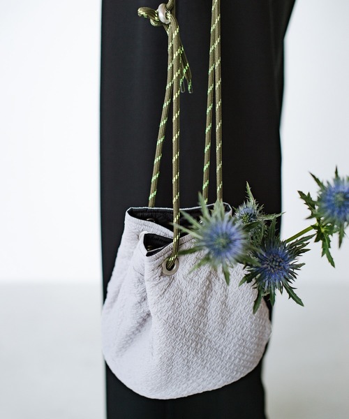 haco!(ハコ)の「haco!×NOKI 花をまとうコラボシリーズ【エリンジューム】巾着バッグ(ショルダーバッグ・レディース・ブラック/グレー・ONE SIZE)」の10枚目の写真