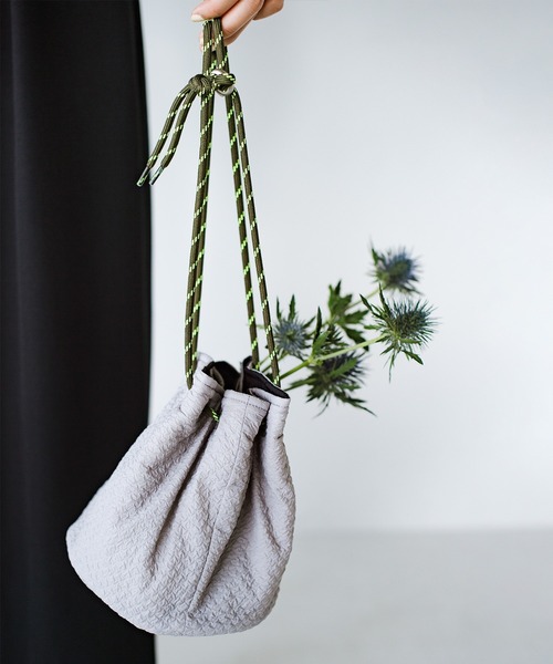 haco!(ハコ)の「haco!×NOKI 花をまとうコラボシリーズ【エリンジューム】巾着バッグ(ショルダーバッグ・レディース・ブラック/グレー・ONE SIZE)」の11枚目の写真