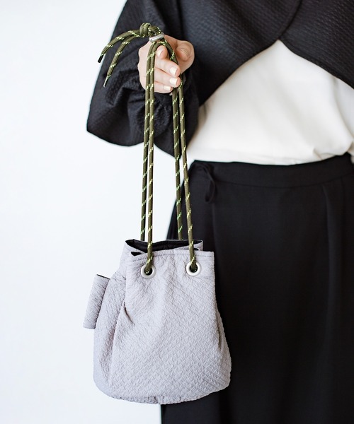 haco!(ハコ)の「haco!×NOKI 花をまとうコラボシリーズ【エリンジューム】巾着バッグ(ショルダーバッグ・レディース・ブラック/グレー・ONE SIZE)」の12枚目の写真