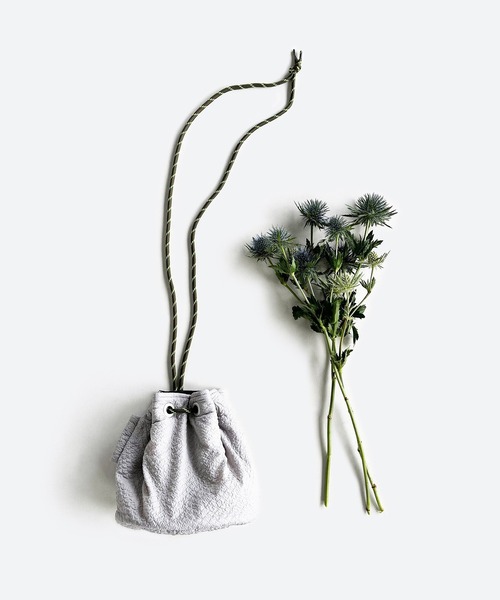 haco!(ハコ)の「haco!×NOKI 花をまとうコラボシリーズ【エリンジューム】巾着バッグ(ショルダーバッグ・レディース・ブラック/グレー・ONE SIZE)」の22枚目の写真