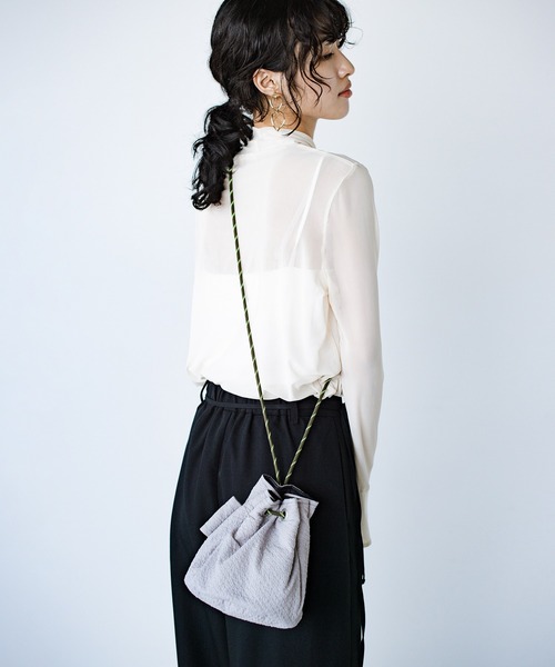 haco!(ハコ)の「haco!×NOKI 花をまとうコラボシリーズ【エリンジューム】巾着バッグ(ショルダーバッグ・レディース・ブラック/グレー・ONE SIZE)」の16枚目の写真