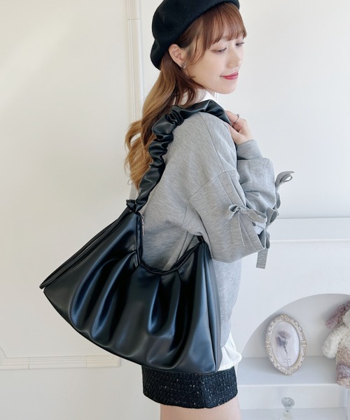 Loueme(ルエム)の「【2WAY】ギャザーフェイクレザーショルダーバッグ(ショルダーバッグ・レディース・アイボリー/ブラック・FREE)」の11枚目の写真
