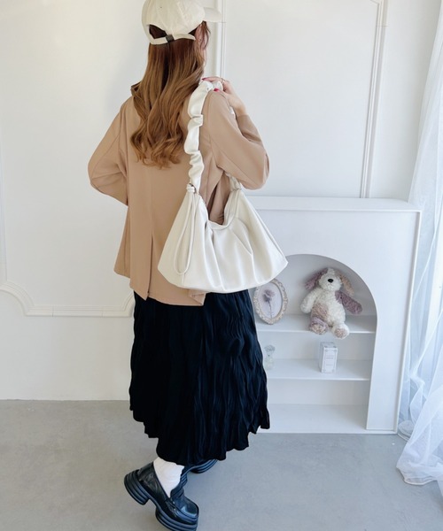 Loueme(ルエム)の「【2WAY】ギャザーフェイクレザーショルダーバッグ(ショルダーバッグ・レディース・アイボリー/ブラック・FREE)」の8枚目の写真