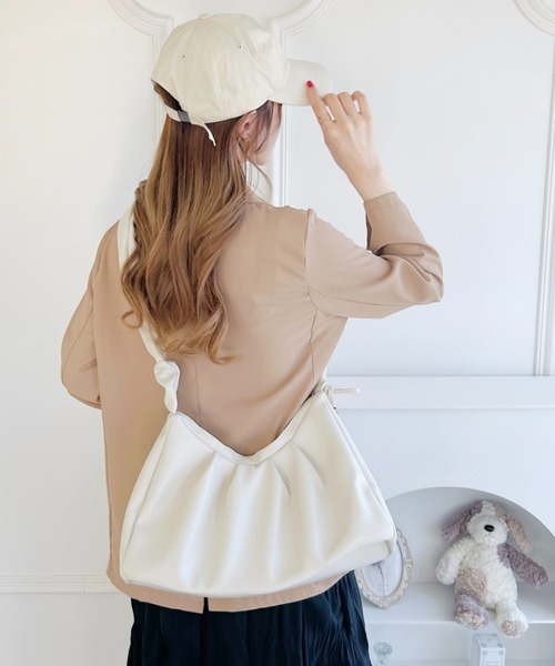 Loueme(ルエム)の「【2WAY】ギャザーフェイクレザーショルダーバッグ(ショルダーバッグ・レディース・アイボリー/ブラック・FREE)」の5枚目の写真