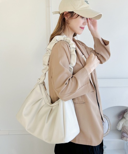 Loueme(ルエム)の「【2WAY】ギャザーフェイクレザーショルダーバッグ(ショルダーバッグ・レディース・アイボリー/ブラック・FREE)」の7枚目の写真