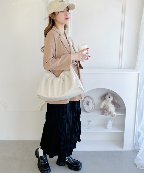 Loueme(ルエム)の「【2WAY】ギャザーフェイクレザーショルダーバッグ(ショルダーバッグ・レディース・アイボリー/ブラック・FREE)」の6枚目の写真