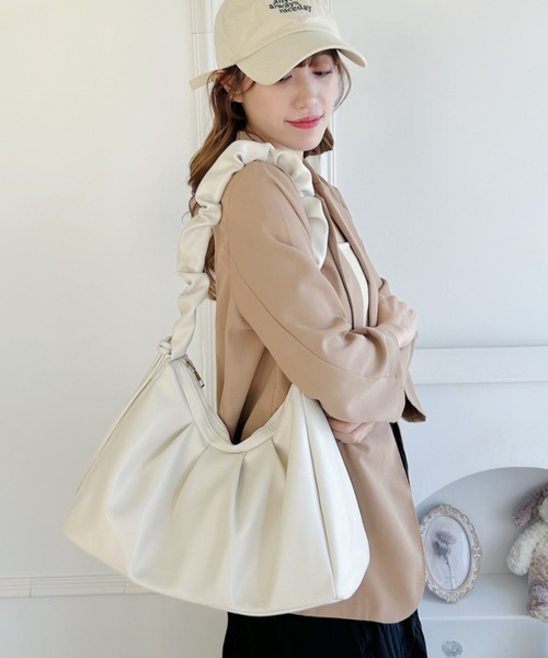 Loueme(ルエム)の「【2WAY】ギャザーフェイクレザーショルダーバッグ(ショルダーバッグ・レディース・アイボリー/ブラック・FREE)」の16枚目の写真