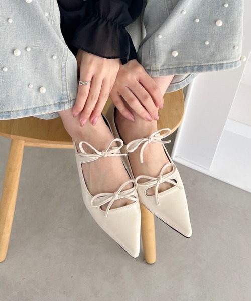 Loueme（ルエム）の「ダブルリボンポインテッドトゥパンプス（パンプス・レディース・アイボリー/シルバー/ブラック・24.5cm/23.5cm）」の3枚目の写真