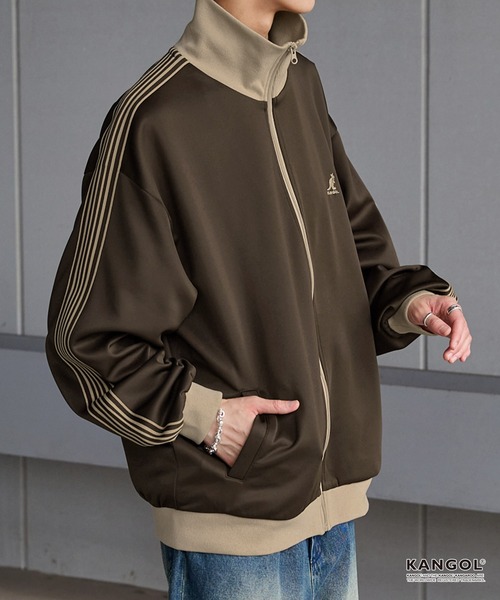 KANGOL（カンゴール）の「KANGOL/カンゴール 別注 ロゴ刺繍 サイドライン トラックジャケット（ジャージ・メンズ・グレイッシュベージュ/ネイビー/ライトグレー/オフホワイト/ブラック/ブラウン・L/M）」の8枚目の写真