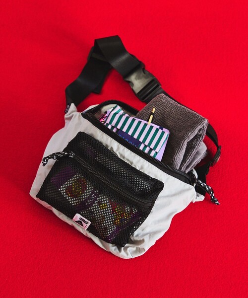 POLeR（ポーラー）の「POLeR × FREAK'S STORE/ポーラー × フリークスストア 別注 STUFFABLE FANNY PACK / スタッファブルファニーパック（ショルダーバッグ・レディース・ブラック/グレー/ベージュ・ONE SIZE）」の20枚目の写真