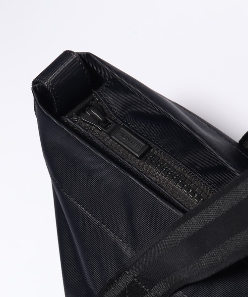 HUNTER（ハンター）の「【HUNTER/ハンター】NYLON MIDI TOPCLIP TOTE / ナイロン ミディ トップクリップ トートバッグ（トートバッグ・メンズ・ブラック・ONESIZE）」の8枚目の写真