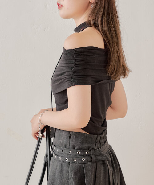 Chico（チコ）の「【完売カラー再販開始/新色追加】シアーオフショルチョーカーT（Tシャツ/カットソー・レディース・ブルー/ブラック/ホワイト/ベージュ/レッド/ブラウン・FREE）」の20枚目の写真