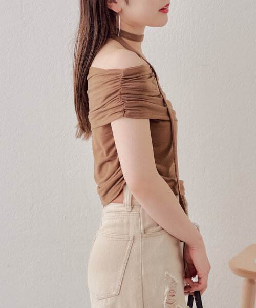 Chico（チコ）の「【完売カラー再販開始/新色追加】シアーオフショルチョーカーT（Tシャツ/カットソー・レディース・ブルー/ブラック/ホワイト/ベージュ/レッド/ブラウン・FREE）」の16枚目の写真