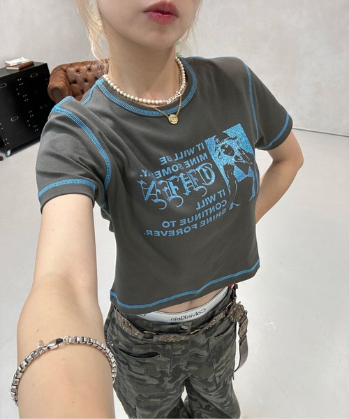 sedacle girl(セダクルガール)の「グリッタープリントロゴ配色ピチTEE(Tシャツ/カットソー・レディース・オフホワイト/チャコールグレー・SMALL/MEDIUM)」の2枚目の写真