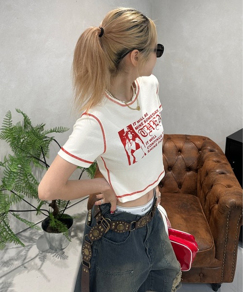sedacle girl(セダクルガール)の「グリッタープリントロゴ配色ピチTEE(Tシャツ/カットソー・レディース・オフホワイト/チャコールグレー・SMALL/MEDIUM)」の4枚目の写真