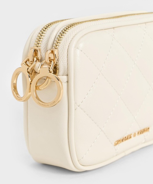CHARLES & KEITH（チャールズ & キース）の「Apfra アップフラ キルトリスレットポーチ（ポーチ・レディース・ブラック/クリーム/セージグリーン・XXS）」の10枚目の写真