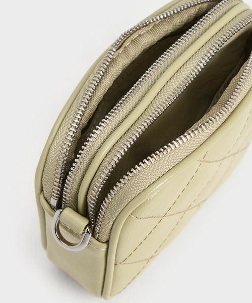 CHARLES & KEITH（チャールズ & キース）の「Apfra アップフラ キルトリスレットポーチ（ポーチ・レディース・ブラック/クリーム/セージグリーン・XXS）」の15枚目の写真