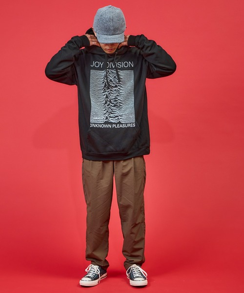 MUSIC TEE(ミュージックティー)の「PULL OVER HOODIE JOY DIVISION “U/K PLEASURES”/プルオーヴァー フーディ― ジョイ ディビジョン "アンノウン プレジャーズ”(パーカー・メンズ・ブラック・MEDIUM/X-LARGE/XX-LARGE/LARGE)」の4枚目の写真