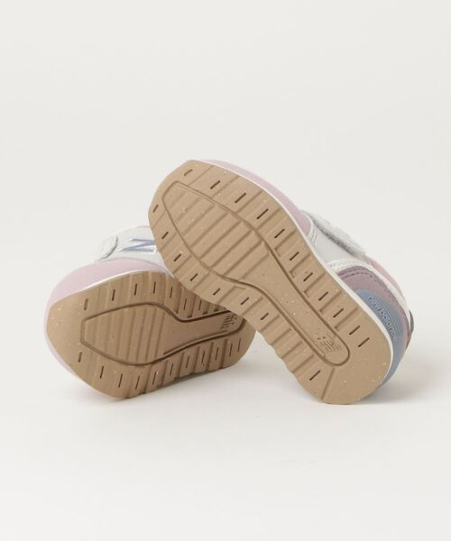 NEW BALANCE(ニューバランス)の「996(スニーカー・キッズ・グレー×ピンク/グレー系その他・16.5cm/12.5cm/14.5cm/15.5cm/13.5cm/15.0cm/16.0cm/14.0cm/13.0cm/12.0cm)」の7枚目の写真