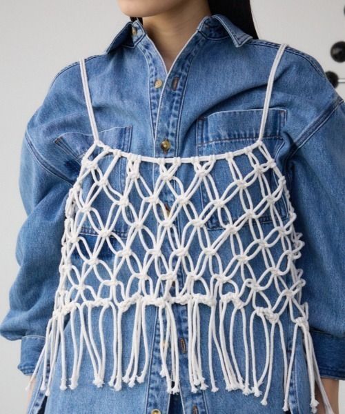 AZUL by moussy（アズールバイマウジー）の「マクラメキャミソール（キャミソール・レディース・アイボリー/ブラック・FREE）」の2枚目の写真