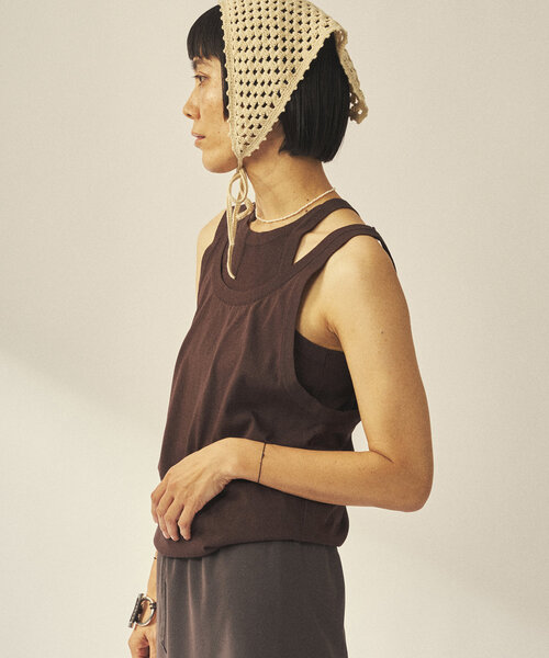 Whim Gazette(ウィムガゼット)の「【GEMINI】レイヤードノースリニット(ニット/セーター・レディース・ブラウン/ブラック・FREE)」の4枚目の写真