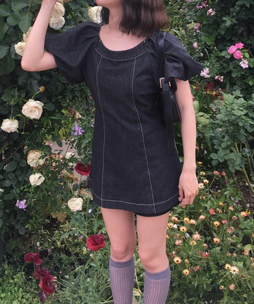 merrylatte（メリーラテ）の「バルーンスリーブデニムミニワンピ（ワンピース・レディース・インディゴブルー/ホワイト/ブラック・FREE）」の2枚目の写真