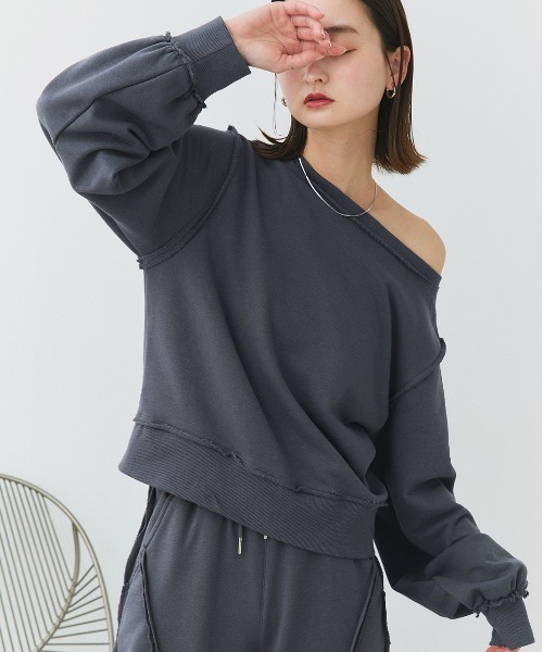 ad thie（アドティエ）の「アウトシーム オフショル スウェットプルオーバー（スウェット・レディース・チャコール/アイボリー/杢グレー・FREE）」の20枚目の写真