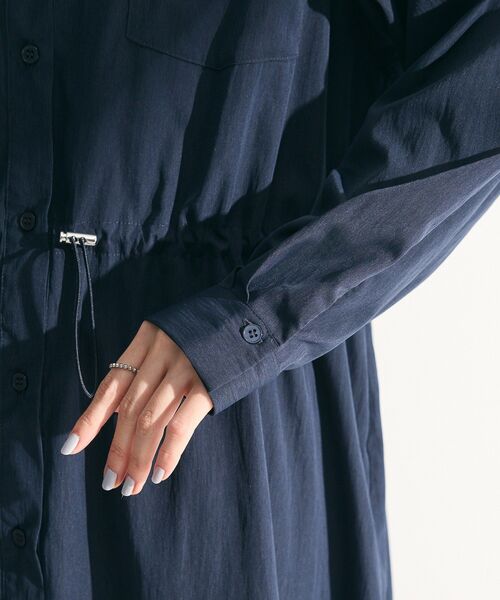 Green　Parks（グリーンパークス）の「ミディ丈ミリタリーシャツワンピース（シャツワンピース・レディース・カーキ/ブルー/ホワイト系その他2/ダークネイビー・FREE）」の13枚目の写真