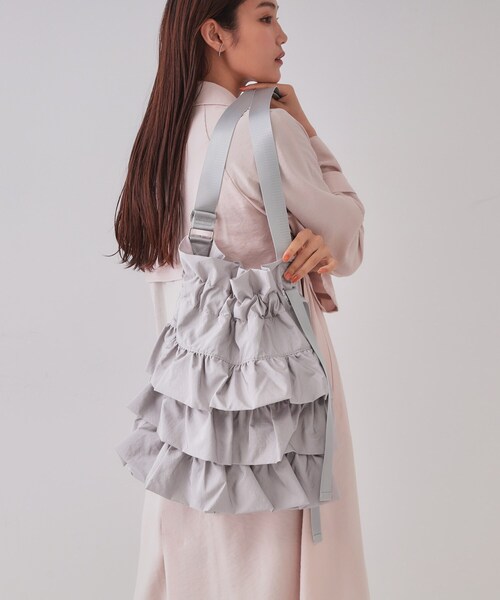 OPAQUE.CLIP（オペークドットクリップ）の「【長さ調整可能】ドロストリボンフリルティアードショルダーバッグ（ショルダーバッグ・レディース・グレー/ブラック/グリーン系/ベージュ・00）」の3枚目の写真